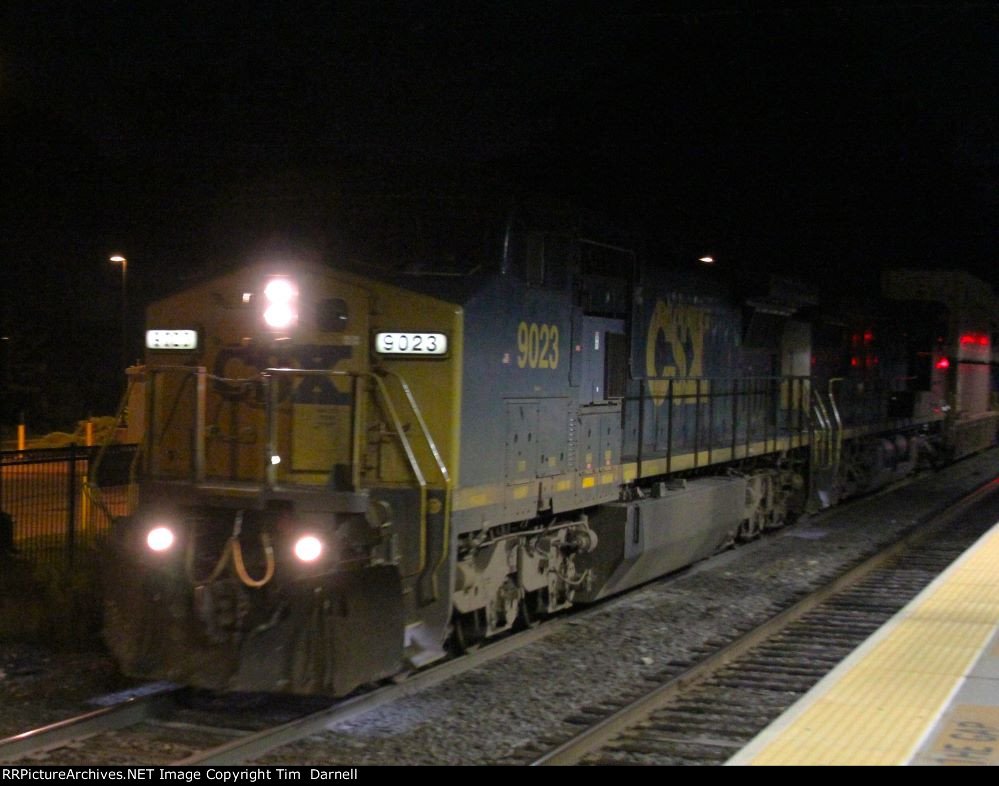 CSX 9023 leads I157.